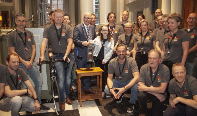 Een deel van het wielrennersteam bij de overhandiging van het bevrijdingsvuur. Foto: Gérard van Kessel