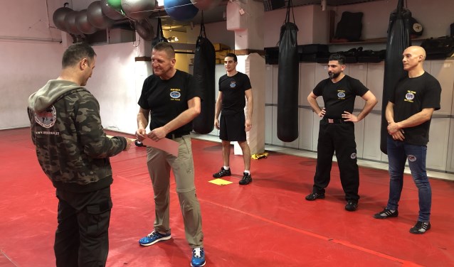 Ton van Leusden onderging onder toeziend oog van collega's een van de zwaarste examens in zelfverdedigingstechnieken ter wereld, het Krav Maga Expert Level 4
