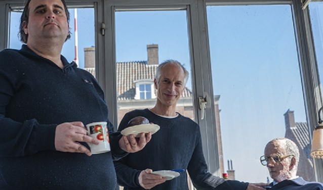 Robert Hafkenscheid (manager beheer & onderhoud) en Wesley Libregts (sluismeester) van de gemeente 's-Hertogenbosch hebben hun nieuwe collega verwelkomd met Bossche Bollen, Foto: Peer Reede