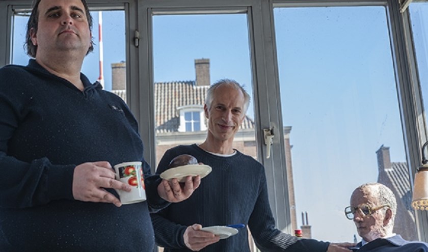 Robert Hafkenscheid (manager beheer & onderhoud) en Wesley Libregts (sluismeester) van de gemeente 's-Hertogenbosch hebben hun nieuwe collega verwelkomd met Bossche Bollen, Foto: Peer Reede