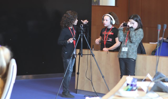 Ilyas, Liza en Eva zijn hard aan het werk tijdens het Bossche Kinderparlement. Foto: Anouska den Ouden