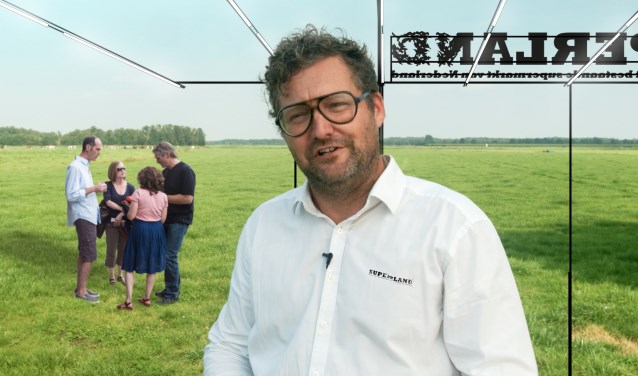 Superland is op zoek naar integriteit, een eerlijk en puur leven, en begint bij supermarkten