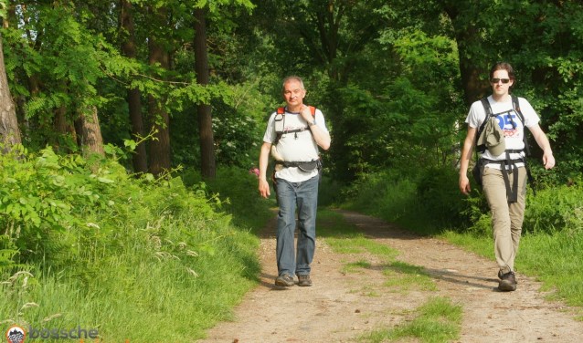 Kevin Hendriks (r) met zijn vader tijdens een eerdere editie van de Bossche Avondvierdaagse. Foto: Bossche Avondvierdaagse