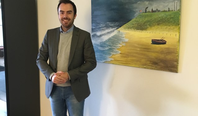 Het schilderij van 's-Hertogenbosch aan zee heeft inmiddels een plek gekregen in de werkkamer van wethouder Mike van der Geld