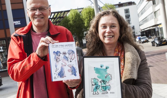 Emiel Bootsma en Mirjan van de Hel tonen trots hun nieuwe Vlekkenboekje. Foto: Michel van de Langenberg