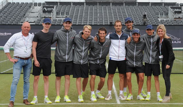 "Zeker als je van tennis houdt, is het superleuk om tijdens Libéma Open een zakcentje bij te verdienen", aldus Sander Wagemakers (vierde van links)