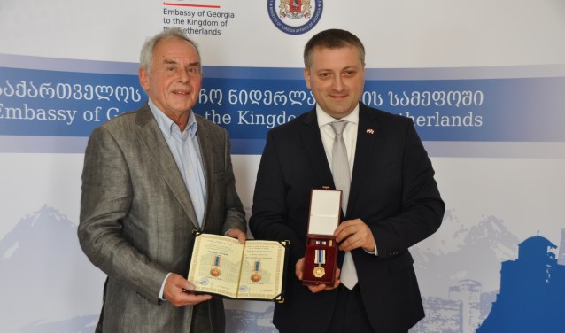 George Shavashidze (rechts), ambassadeur van Georgië in Nederland, overhandigt John de Bruijn (links) de 'Order of Honour'. Foto: Frans van den Brand