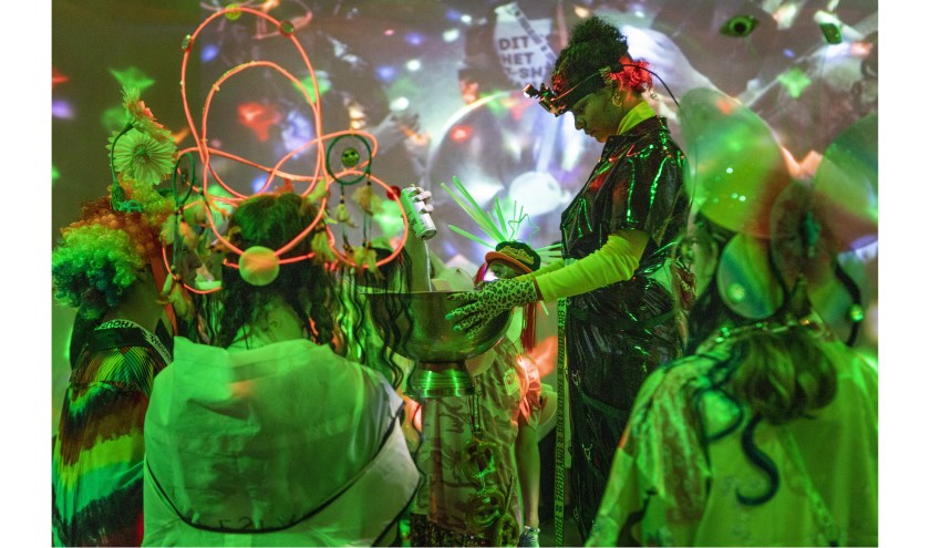 Een scene uit de voorstelling Party Dialogues. Foto: Moon Saris