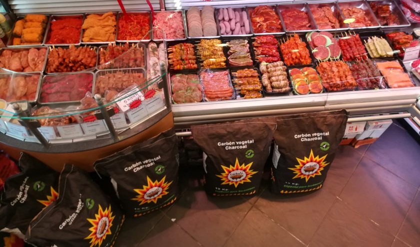 Bossers Vlees heeft een enorm assortiment voor de barbecue, fondue, gourmet en steengrill en staat bekend om zijn uitstekende barbecuepakketten