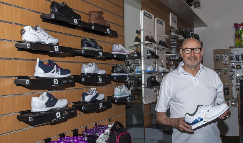 Wilbert van Spaendonck in zijn winkel in de Zuiderpassage. Foto: Michel van de Langenberg