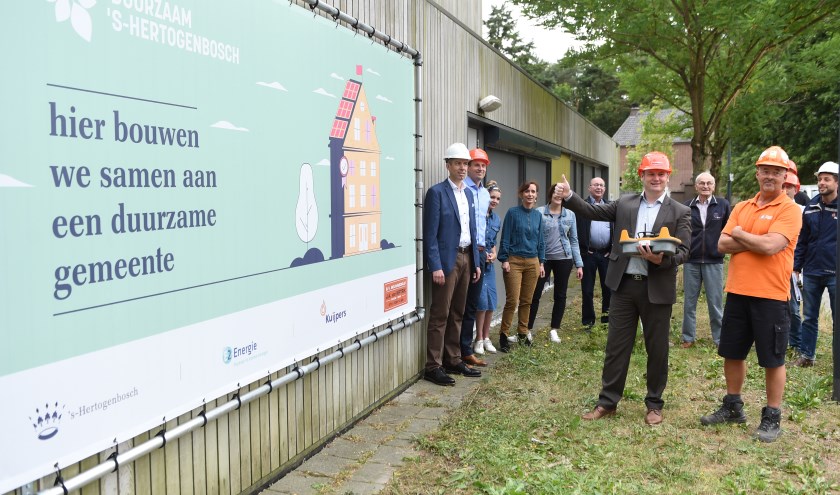 Wethouder Roy Geers geeft het startschot voor de bouwwerkzaamheden bij kindercluster De Meerlaer in Rosmalen. Foto: Henk van Esch