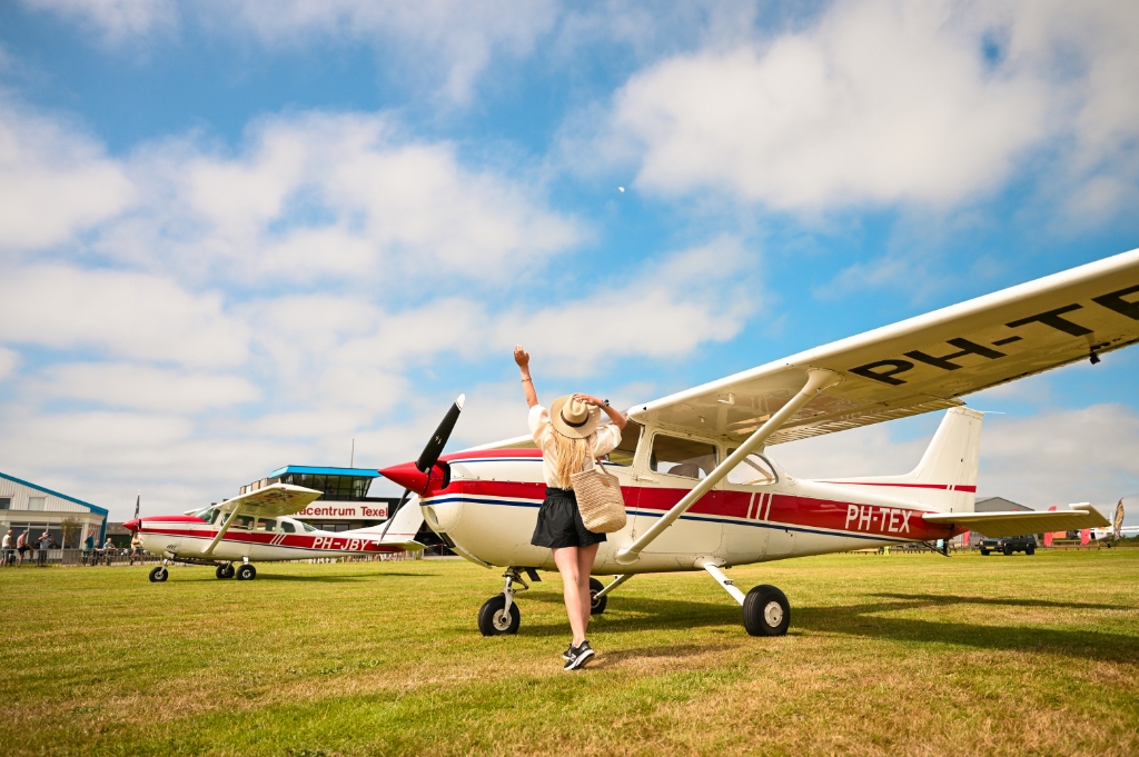 Rondvlucht vliegtuigen geparkeerd bij Tessel Air en Paracentrum Texel