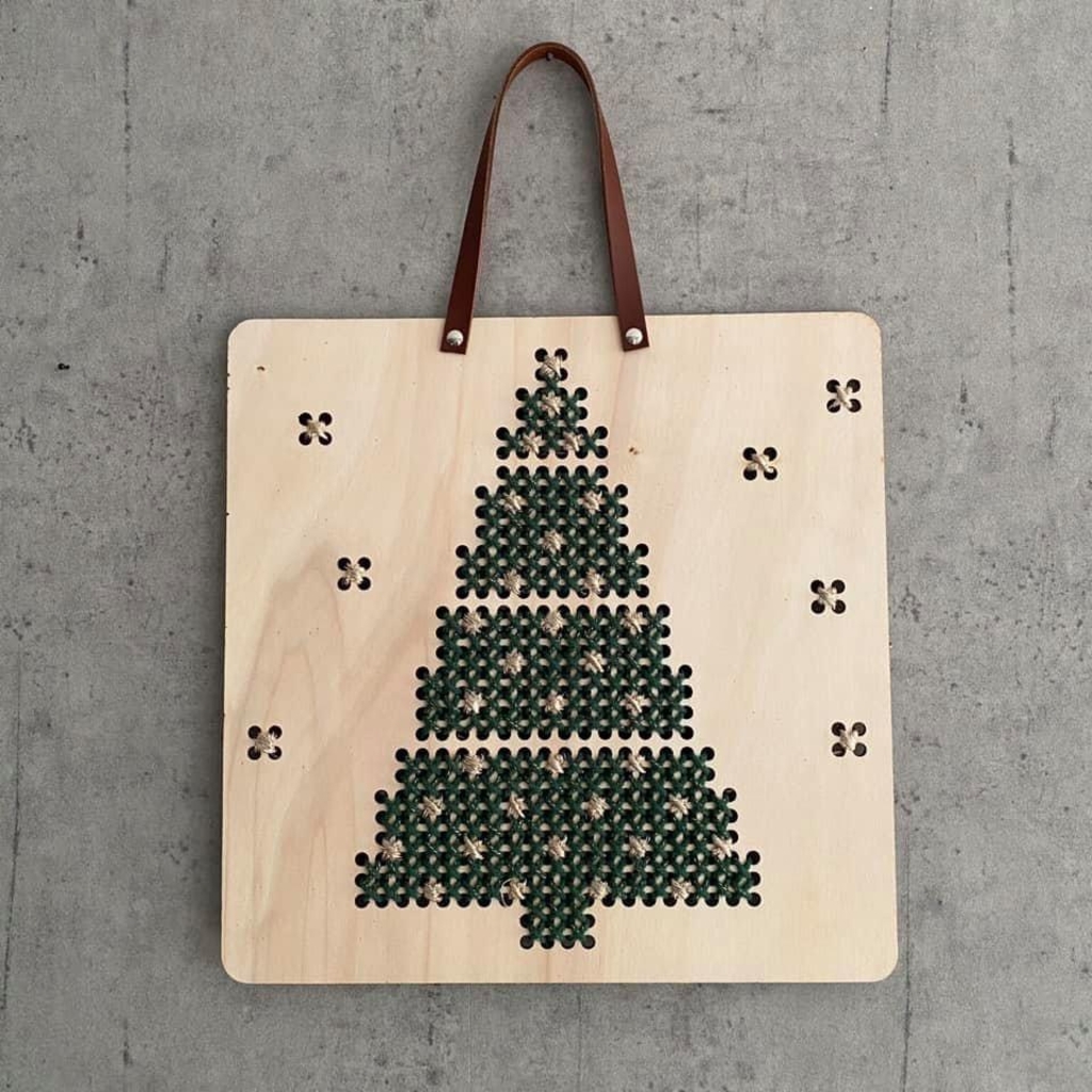 Houtenborduurplaat kerstboom met leren hanger