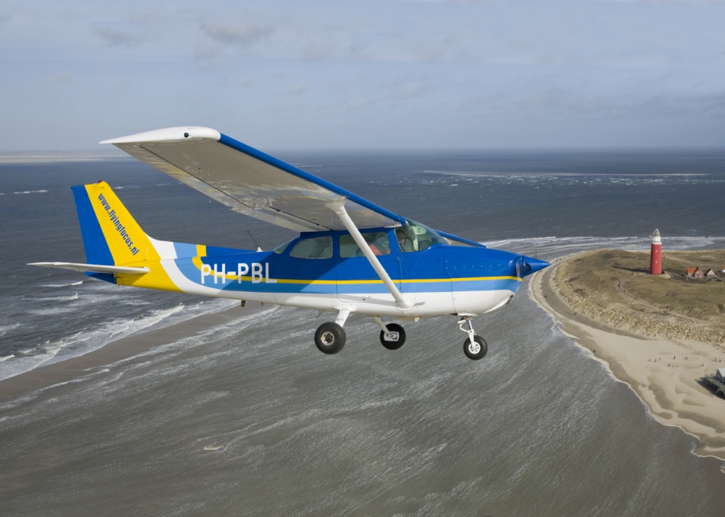 De foto Cessna keert terug van een fotovlucht boven de Noordzee