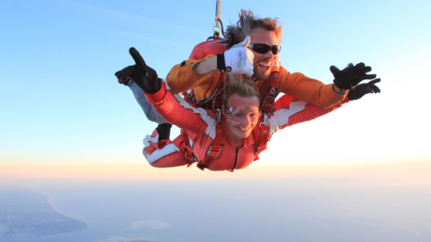 Tandem- instructeur en passagier in vrije val boven Texel