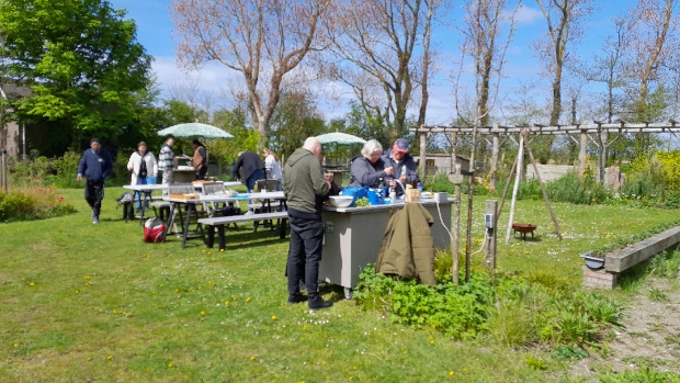 Zelf de maaltijd maken uit de natuurtuin