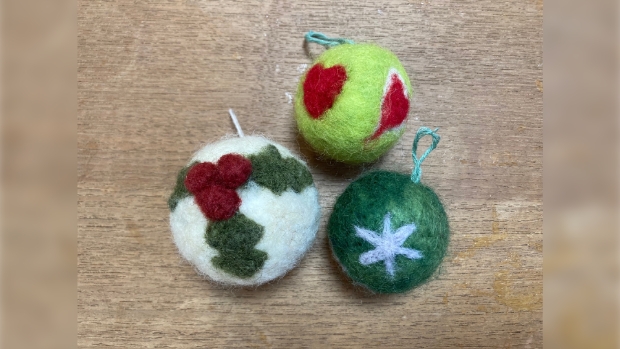 Kerstbal gemaakt van wol en piepschuim (naaldvilten)