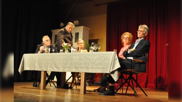 Scène uit Het Diner, dat De Vriendenkring in 2023 opvoerde.
