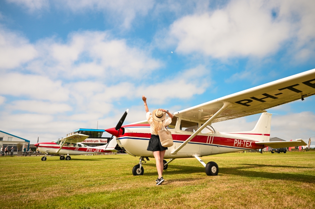 Rondvlucht vliegtuigen geparkeerd bij Tessel Air en Paracentrum Texel 
