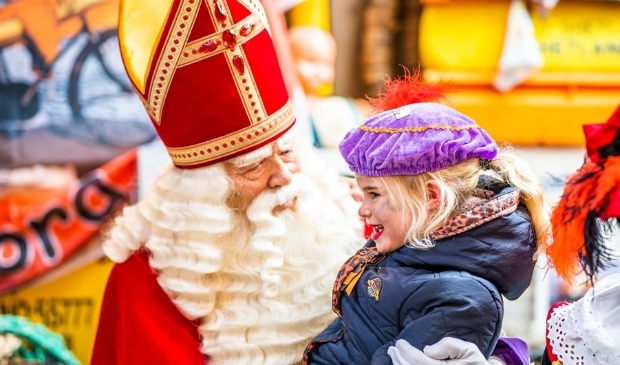 Kindje op schoot bij Sinterklaas