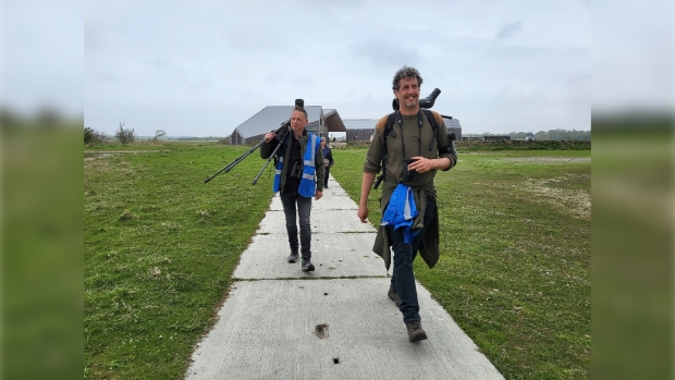 Vincent Stork op 'vogeljacht' tijdens de Texel Big Day in 2022. 