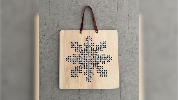 Houtenborduurplaat sneeuwvlok met leren hanger