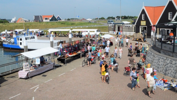 De haven vormt het decor voor een gezellige markt in vissersdorp Oudeschild.