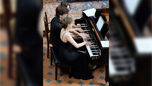 6 Handen, 1 piano: Julia Tavit, Damiën Heemskerk en Sterre Hond achter de vleugel in de Doopsgezinde Kerk
