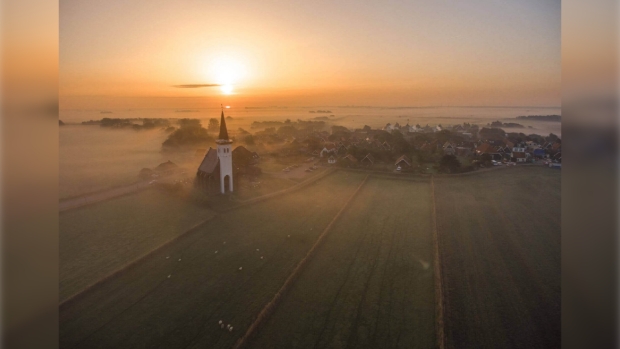 Den Hoorn en haar kerkje, gezien vanuit de lucht