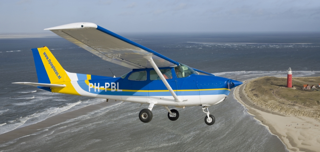 De foto Cessna keert terug van een fotovlucht boven de Noordzee