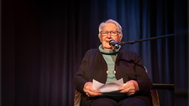 Mevrouw Berth Boogaard-Dros leest voor tijdens de Verhalenmiddag in 2023.