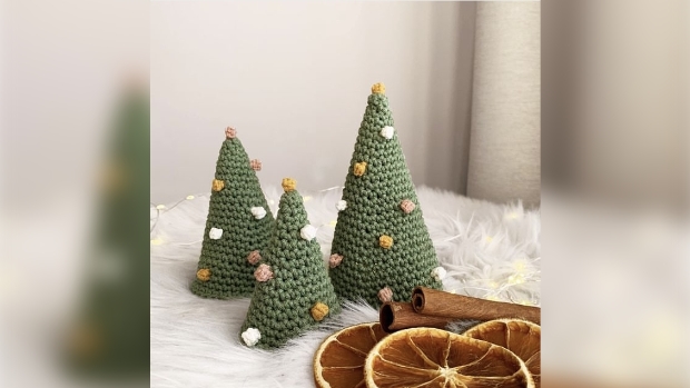Gehaakte kerstboom met macramé kerstbal