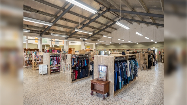 Kleding- en boekenafdeling