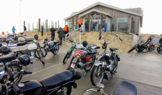 de club maakt een koffiestop bij Paal 9 tijdens een eerdere toertocht.