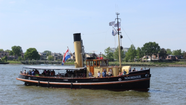 varen met gasten op amsterdam-rijn kanaal