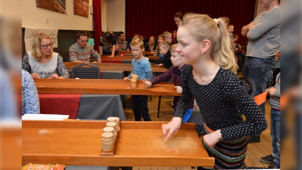 Volop concentratie bij een jeugdige sjoelster.