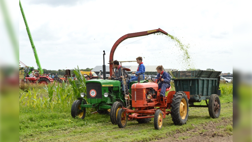 Jong met oud aan het werk.