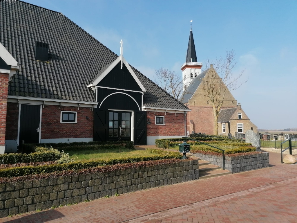 De Hoeksteen en kerkje