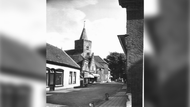 Kogerstraat met kerk