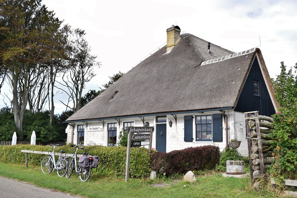 Stolpboerderij De Waddel (1625), met rechts de boerderijwinkel
