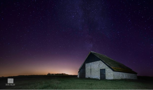 "De schapenboet met de sterrenhemel aan de bovenzijde en het verstrooide licht van Den Helder." Foto: Sander van Laar.