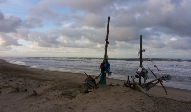 "Strand Paal 15 op de ochtend van 18 november. Het verzamelde vuil lijkt met dit hoge water op een aangespoeld schip", schrijft Thalia Houwing uit Den Burg.