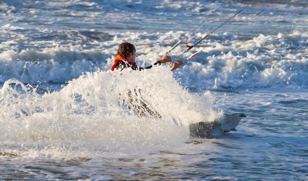 "Op 24 december kwam ik deze Kitesurfer tegen bij paal 9. Het water stond bijna onderaan de duinovergang naar het paviljoen en ik met mijn voeten in het water maar het was een mooi spektakel wat deze sportman liet zien." Foto: Rob Klinkhamer.