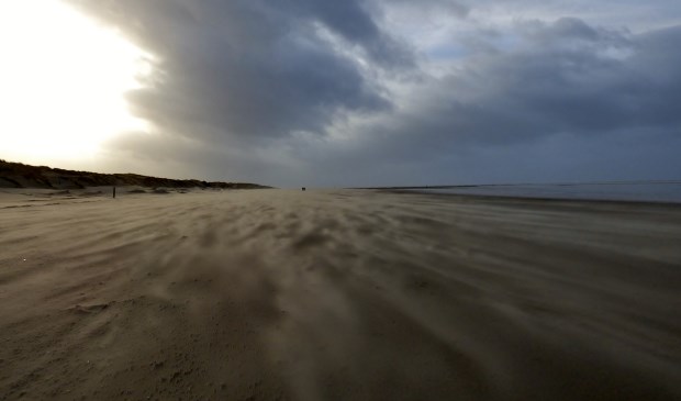 Storm zorgt voor mooie beelden op het strand. Foto: Jitty Leyen