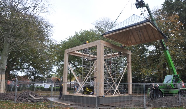 Het dak wordt op het nieuwe podium gehesen.