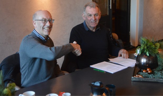 Jan Jacob Rab van Rab Bouwcenter en Gert Pansier van de Zestig van Texel ondertekenen de sponsorovereenkomst waarmee Rab zich voor de komende twee edities als hoofdsponsor van de ultraloop de 'Zestig van Texel'. Jan Jacob Rab is sinds drie jaar zelf fanatiek hardloper en wilde zodoende graag iets terugdoen voor de sport.