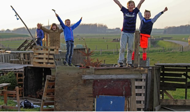 ier een foto van een paar kids die lekker aan het hutten bouwen zijn op de meierblis plaats van Oudeschild. Donderdagavond genomen. (Foto: Justin Sinner Pictures).