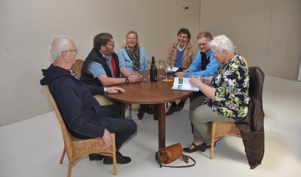 Bestuursleden Hans Eshuijs, Wijkie van den Berg, Alex de Haan en Noud Ellen tekenen het contract voor de radio in de toekomstige studio met Henk van Wijk en Erna Dam.