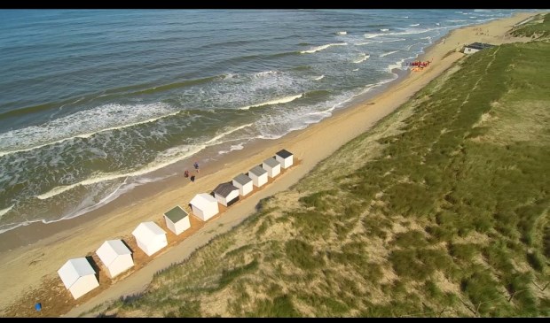 Goed is te zien waarom de strandhuisjes bij paal 9 lastig geplaatst konden worden. Foto: Ton Zegers.