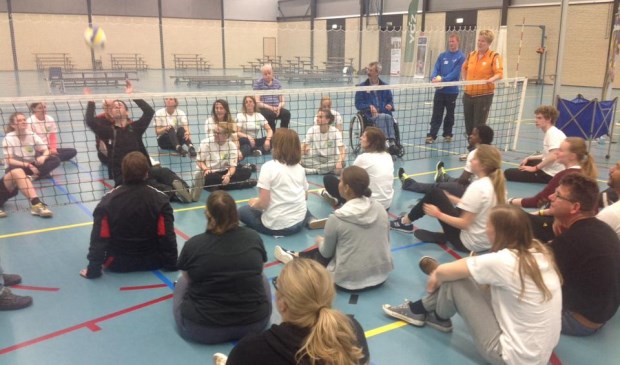 Dubbel genieten staat garant voor diverse activiteiten in hele land, zoals hier zitvolleybal. Foto: Facebookpagina Dubbel genieten.